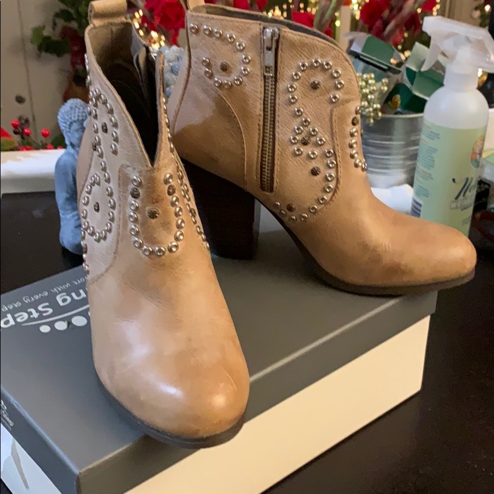 New! Steve Madden Leather Distressed Booties - Picture 2 of 9